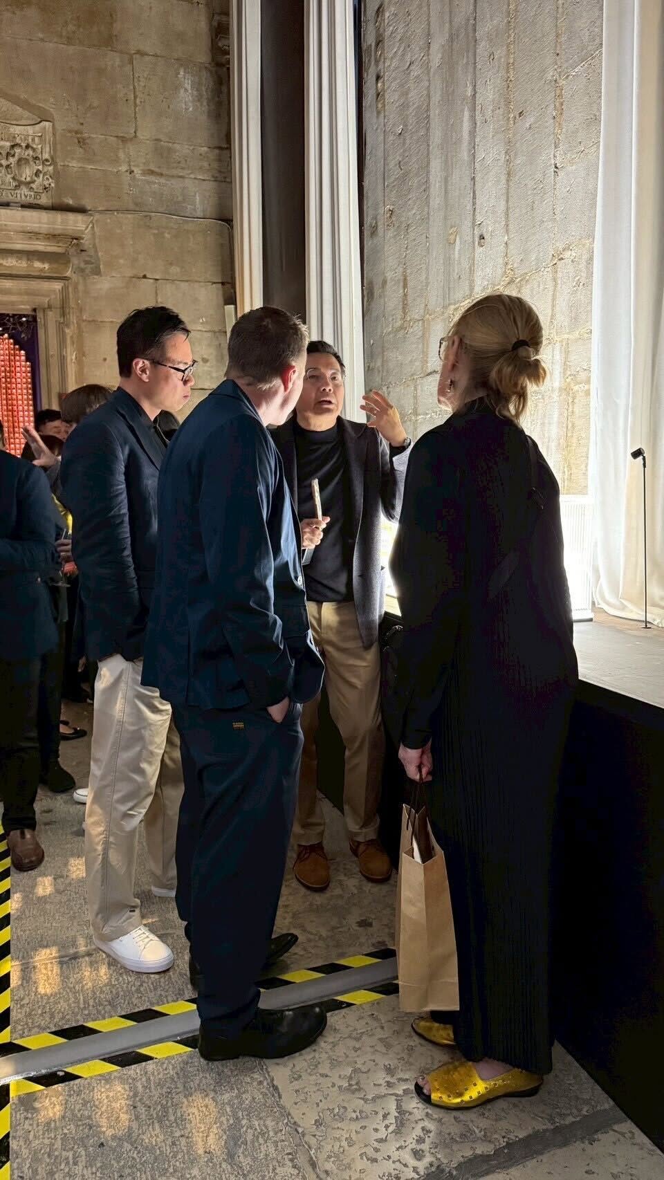 展覽現場，來賓圍聚交談